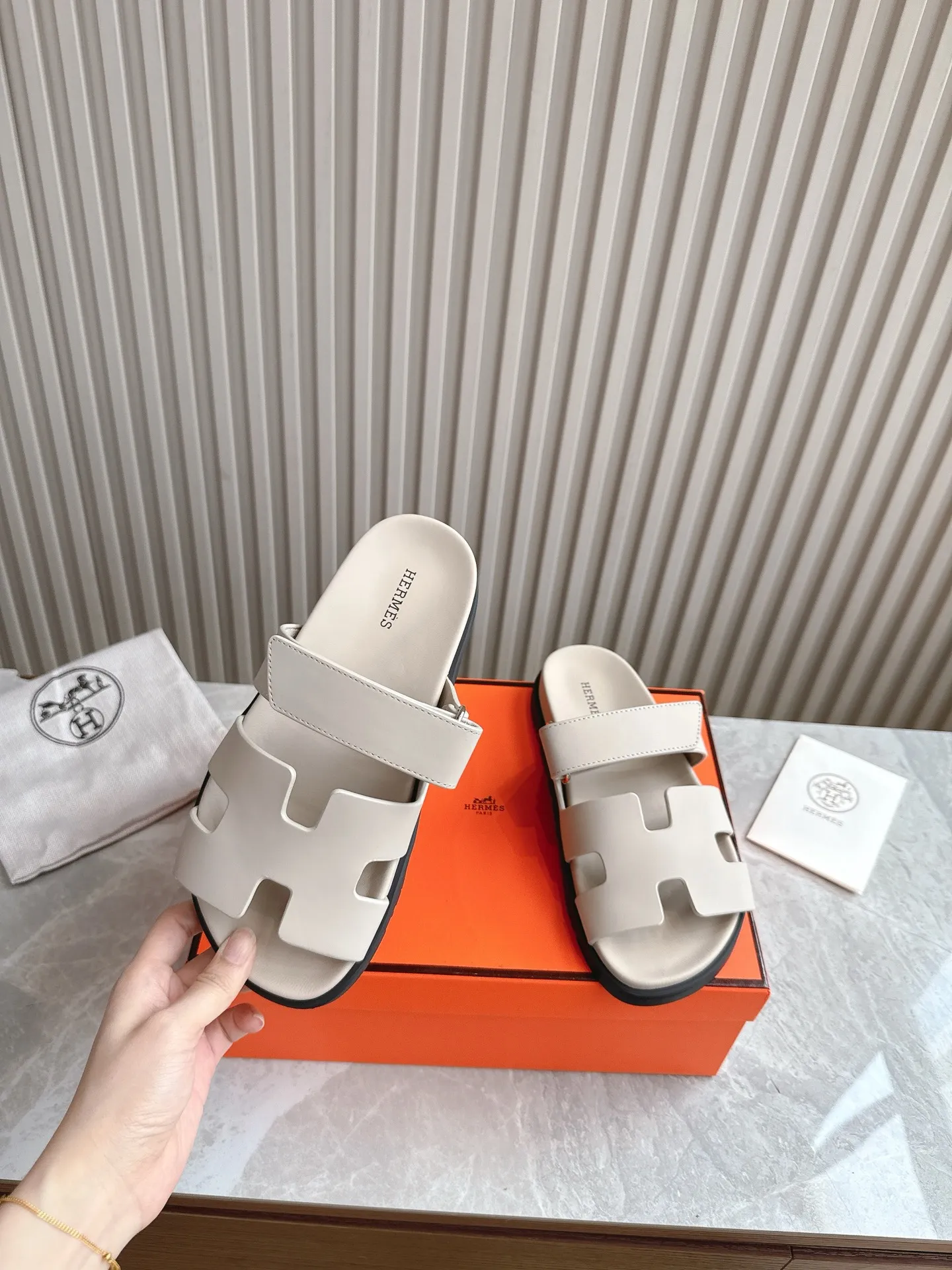 p480🐮🐮Couple model (top version) H family 2024 spring and summer new style HERMES Hermes' recently popular couple model pig nose angle sandals and slippers, paired with various colorful socks, popular. Upper: imported original deerskin (the genuine leather edging is not ordinary super migration). Lining: imported genuine leather. Outsole: Tpu non-slip and wear-resistant outsole. Size: Female 35-42 (40/42 non-returnable and non-exchangeable) Male size: 39-45 (45 non-refundable and non-exchangeable)